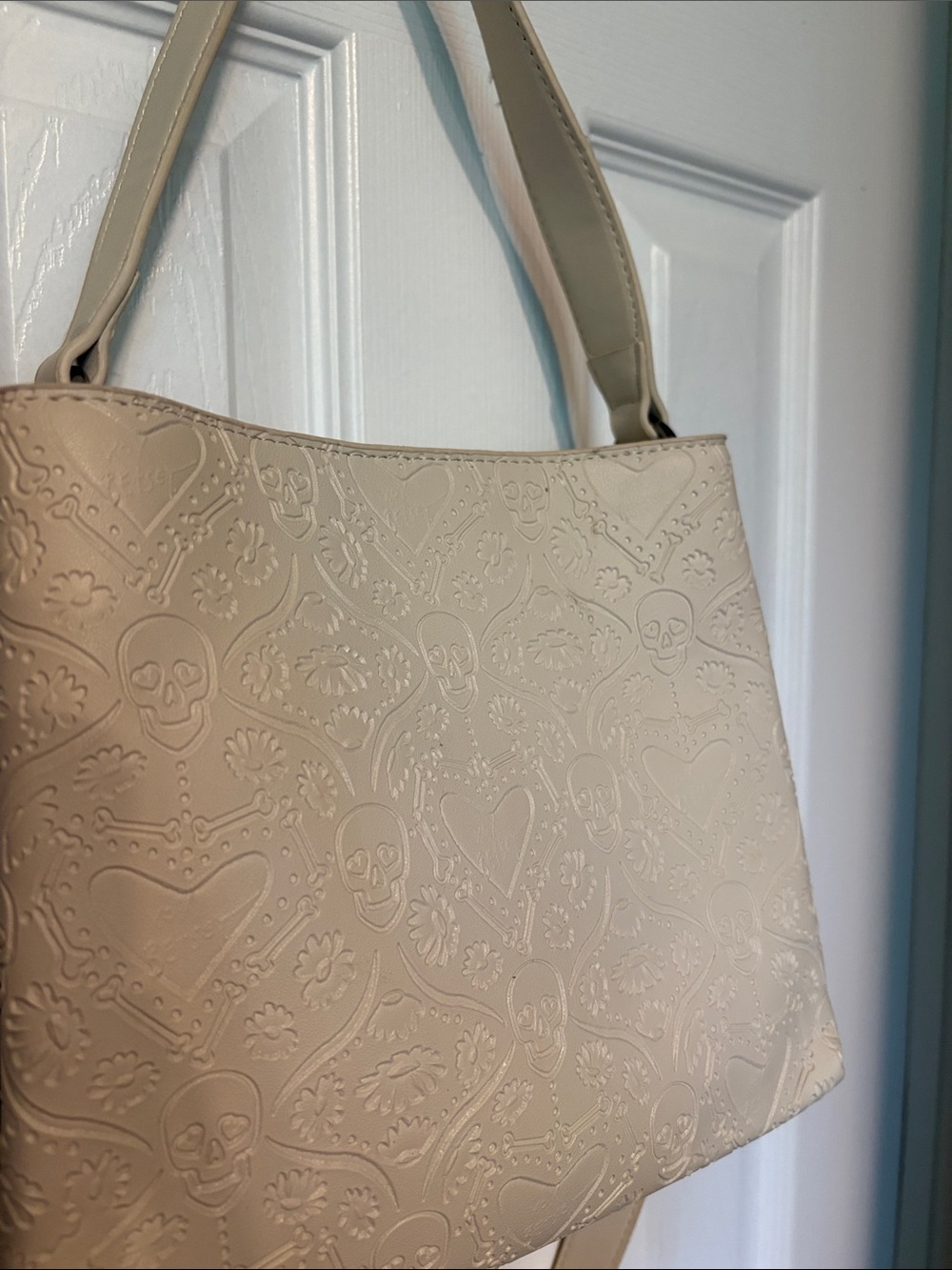 BNWT BETSEY JOHNSON Cream Skull and Heart Embossed Accent Shoulder Bag - Picture 4 of 10